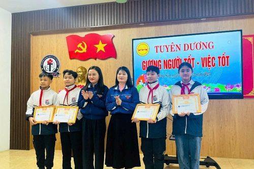 Tuyên dương nhóm học sinh nhặt được của rơi, trả lại người đánh mất