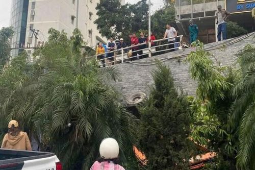 Máy xúc bất ngờ chết máy rơi xuống vực, tài xế tử vong