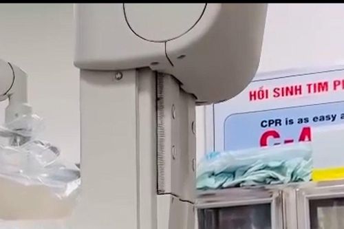 Đang phẫu thuật điều trị ung thư, cụ ông liên tục hát 10 bài