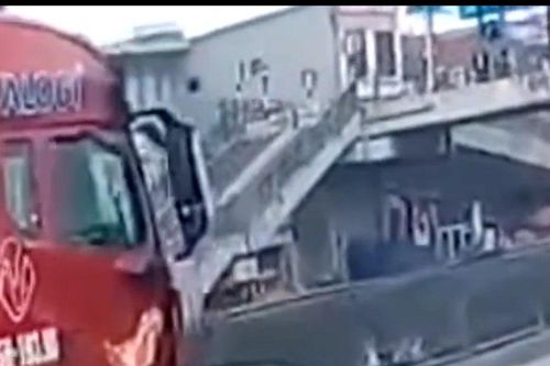 Vượt ẩu kiểu 'điền vào chỗ trống', ô tô bị tông xoay ngang đường