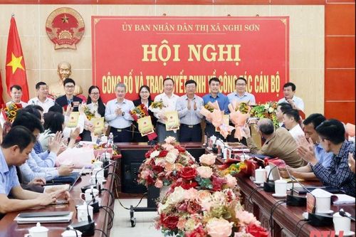 Thị xã Nghi Sơn công bố các quyết định về công tác cán bộ sau khi sắp xếp, tổ chức lại các phòng chuyên môn