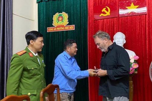 Tài xế xích lô giao nộp tài sản nhặt được ở phố Tây cho Công an phường