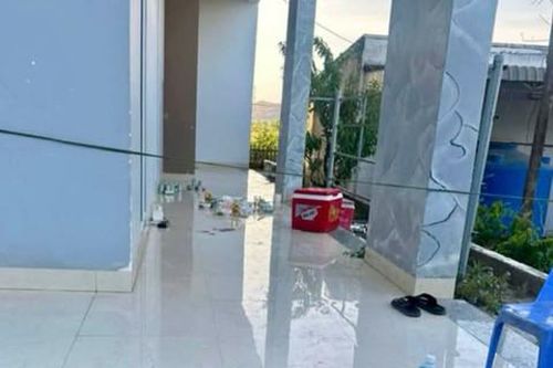 Đang nhậu, bất ngờ dùng kéo đâm bạn tử vong vì mâu thuẫn