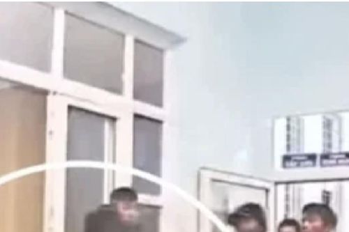 Nữ nhân viên y tế bị nhóm đàn ông đánh dã man