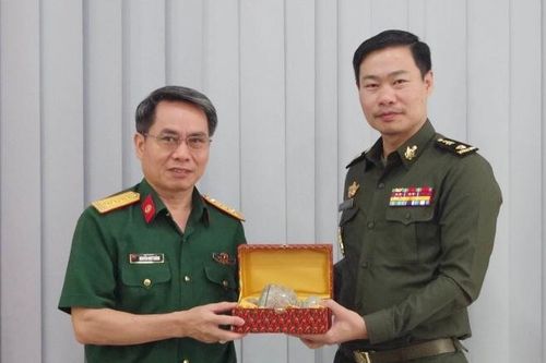 Tùy viên Quốc phòng Campuchia thăm, làm việc tại Trường Sĩ quan Thông tin