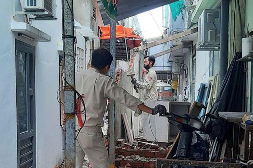 Ra quân tháo dỡ công trình lấn chiếm lối thoát hiểm, lập lại trật tự vỉa hè