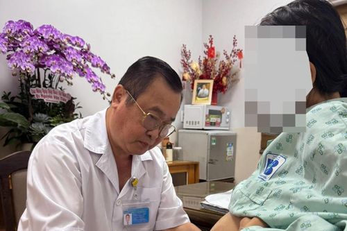 Bác sĩ nhiều lần xin tiền vợ và bạn bè cứu những bệnh nhân 'hai không'