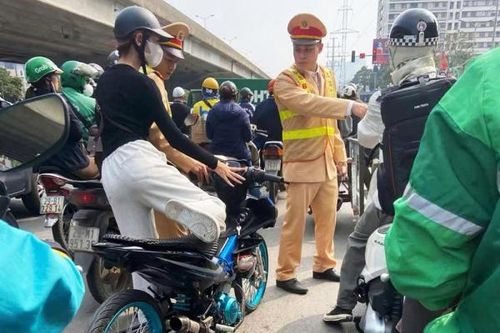 Nữ sinh đi xe độ chế bị CSGT xử phạt hàng loạt lỗi