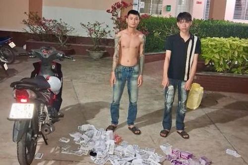 Tình trạng rải tờ rơi cho vay trả góp: Tiềm ẩn nguy cơ hoạt động 'tín dụng đen'