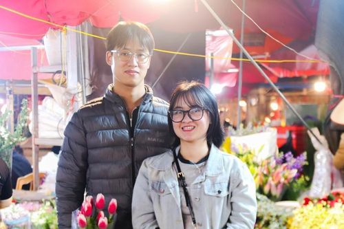 Chợ hoa đêm Hà Nội tấp nập dịp 8/3