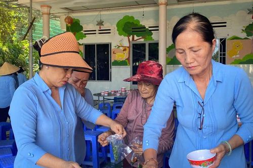Phụ nữ cao tuổi nêu gương sáng
