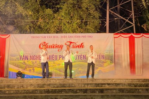 Giao lưu văn nghệ, chiếu phim tuyên truyền phục vụ Nhân dân