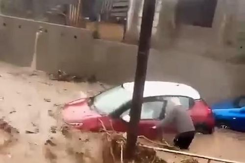 Hình ảnh lũ cuốn phăng ô tô tại điểm du lịch nổi tiếng Tây Ban Nha