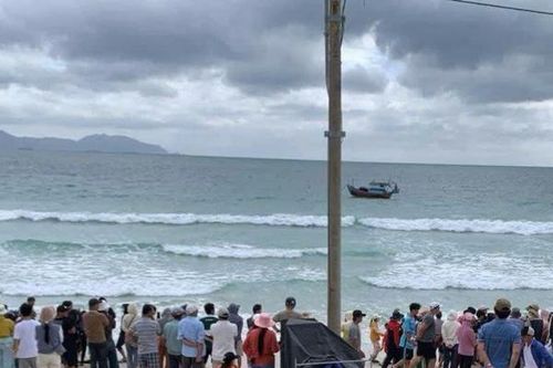 Hai nam sinh mất tích khi tắm biển