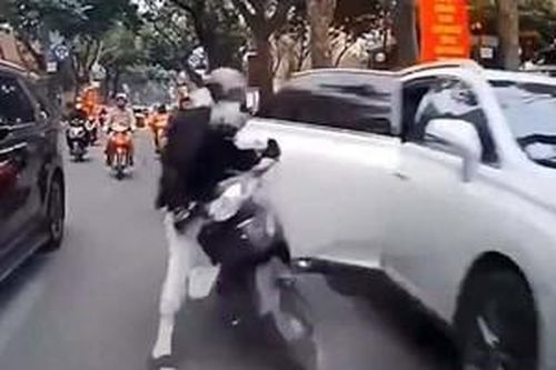 Mở cửa ô tô bất ngờ khiến tài xế xe máy ngã văng ra đường