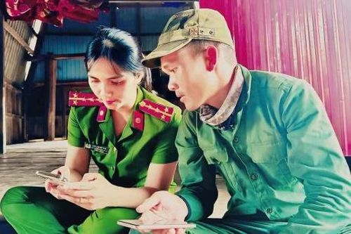 Nữ Đại úy Công an được dân làng tin yêu