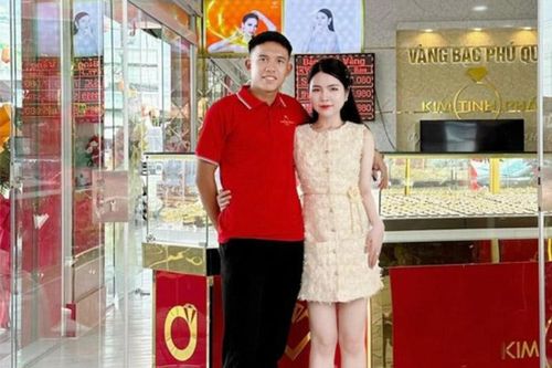 Tân binh ĐT Việt Nam hạnh phúc bên cô chủ tiệm vàng nổi tiếng