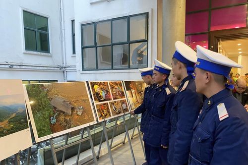 Ký ức kinh hoàng và sự hồi sinh kỳ diệu của thôn Làng Nủ tái hiện qua sách ảnh