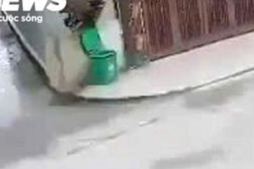 Bàng hoàng cảnh bé trai bị ô tô tông chết ngay trước cơ sở giữ trẻ