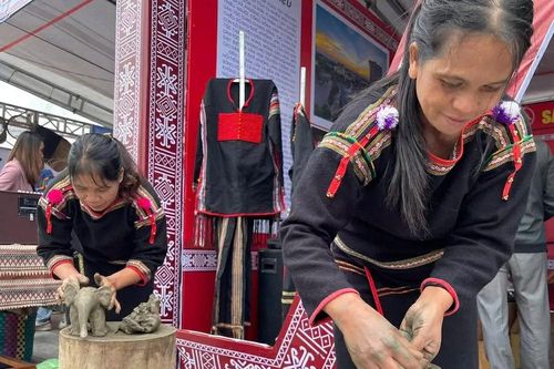 Độc đáo nghề làm gốm thủ công của người M'nông ở huyện Lắk