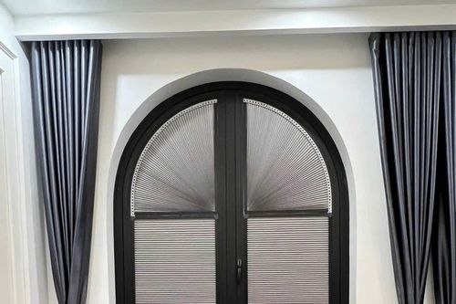 Kết hợp rèm tổ ong và rèm cầu vồng cho cửa sổ vòm nâng cao vẻ đẹp không gian sống