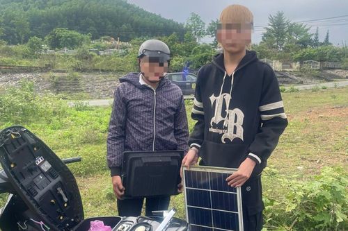 Vào nghĩa trang chôm… đèn trời
