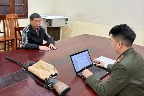 Khởi tố 2 người đàn ông mang súng quân dụng... đi săn