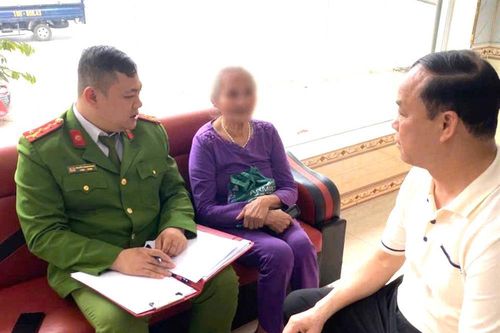 Cụ bà 70 tuổi thoát bẫy lừa đảo nhờ sự cảnh giác của chủ hiệu vàng