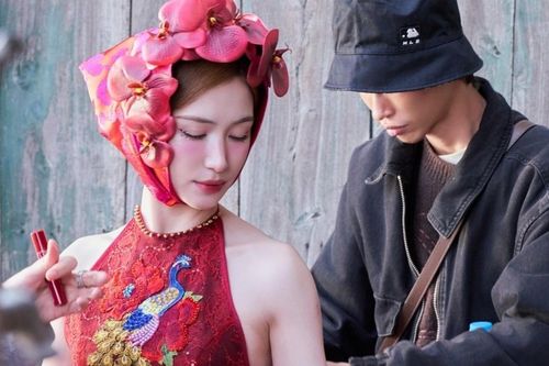 Thấy gì khi 'Bắc Bling' vượt MV của Lisa?