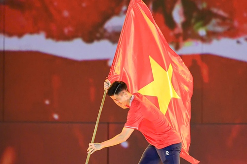 Duy Mạnh, Hai Long tái hiện khoảnh khắc lịch sử của bóng đá Việt Nam