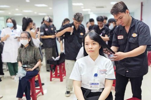 Trao yêu thương để thắp lên hy vọng
