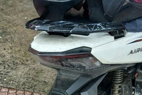 Bị yêu cầu dừng xe khi đi ngược chiều, người đàn ông đâm thẳng vào cán bộ Công an