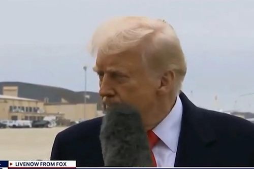 Ông Trump bị micro của phóng viên quẹt vào mặt