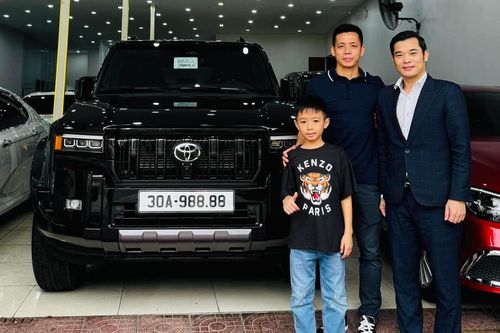 Cầu thủ Văn Quyết đổi xế xịn sau thời gian thi đấu thành công