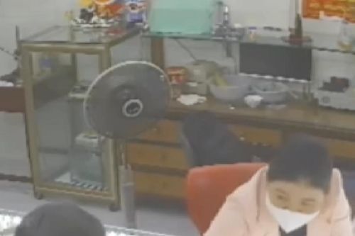 Nữ chủ tiệm vàng 'phi thân' qua tủ kính chặn đầu tên cướp