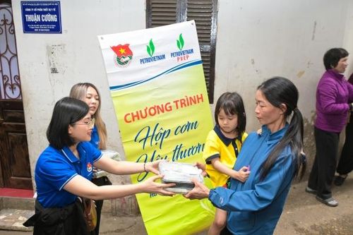 Tuổi trẻ Petrovietnam trao tặng những suất cơm yêu thương tại Bệnh viện Nhi TW