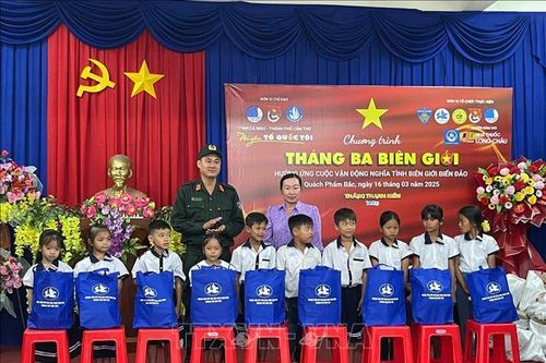Tuổi trẻ Cần Thơ tặng quà, khám bệnh miễn phí cho người dân biên giới