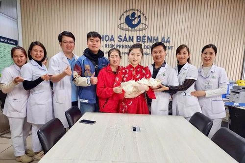 Thai nhi sa 1 chân ra ngoài từ tuần 21 vẫn chào đời khỏe mạnh