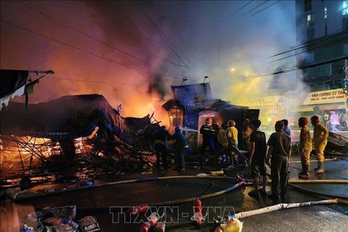 TP Hồ Chí Minh: Khống chế đám cháy lớn trong đêm tại chợ Thanh Đa