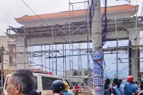 Sập giàn giáo xây cổng chào ở Khánh Hòa làm 5 người bị thương