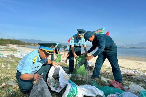 Đoàn viên thanh niên tham gia dọn vệ sinh bãi biển, cải thiện môi trường sống