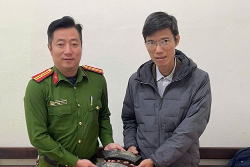 Giao nộp kỷ vật của ông