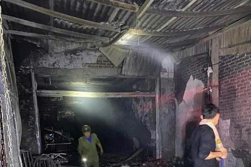Cháy nhà trong đêm ở Hải Dương, công an giải cứu 5 người mắc kẹt trong nhà tắm