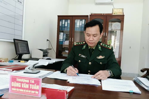 Nhận được 446 triệu đồng chuyển khoản nhầm, cán bộ biên phòng tìm người trả lại