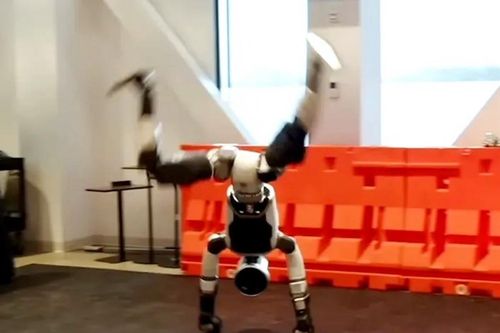 Video robot hình người trình diễn nhào lộn, nhảy hiphop