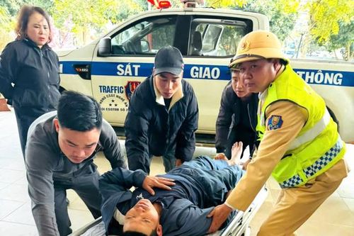 CSGT kịp thời đưa người đàn ông đột quỵ đến viện