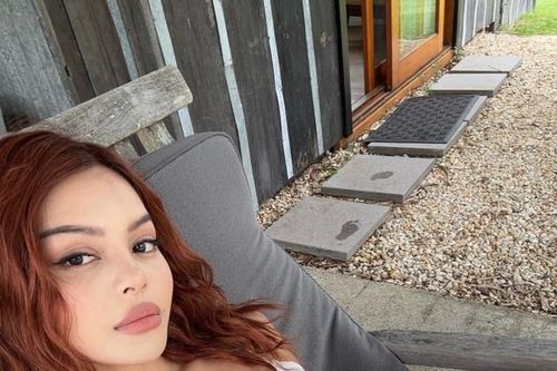 Hot girl gây sốt châu Á một thời diện áo dài Việt khoe dáng