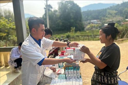 Khám, cấp thuốc cho người dân nghèo vùng biên