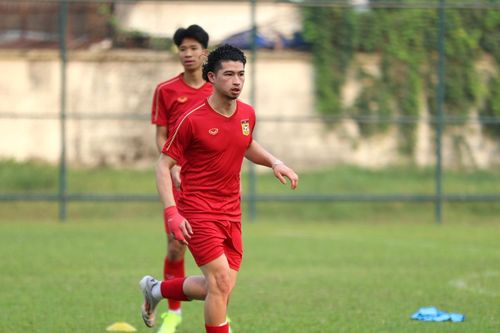 Cầu thủ người Lào gốc Việt muốn ghi bàn vào lưới Đình Triệu