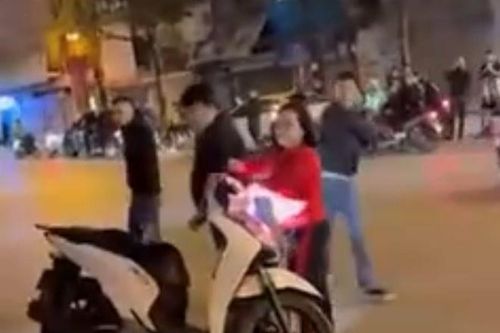 Bắt 3 đối tượng trong vụ nam thanh niên 'đứng im chịu đánh' ở Hà Nội